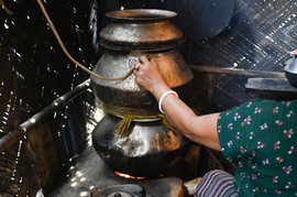 ത്രിപുരയിൽ: ലംഗി വാറ്റുന്നു, നാടിനെ ഓർമ്മിക്കുന്നു