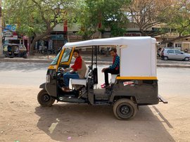 बालिका शक्ति से चलती गाड़ी