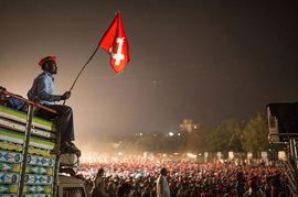 ক্ষত পায়ে, অক্ষত প্রত্যয়ে আগুয়ান এক অনন্য লং মার্চ