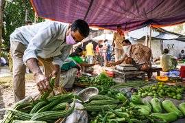 তলাবন্ধত তেহাট্টাত গঢ়ি উঠিছে অস্থায়ী বজাৰ