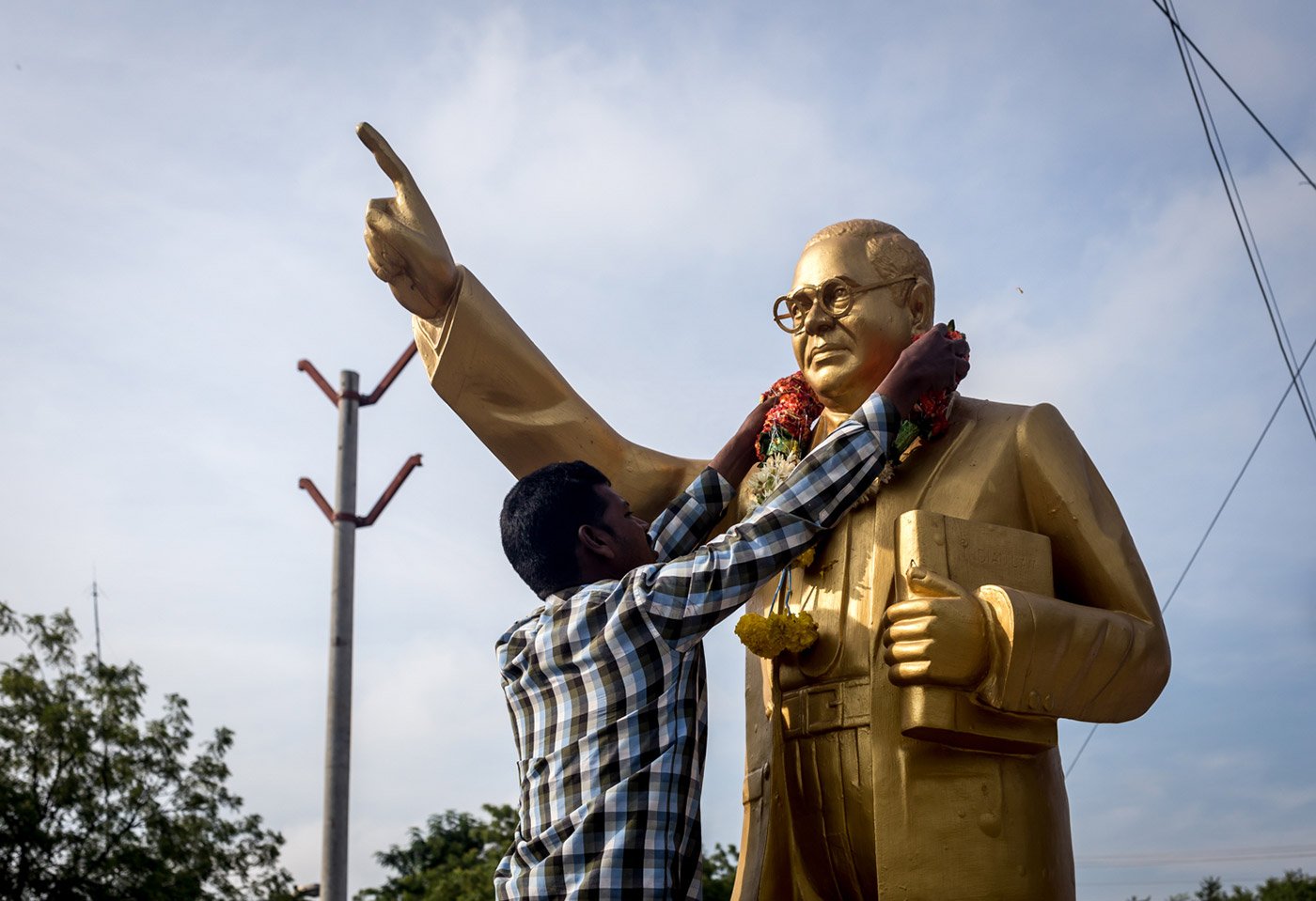 Subhan garlanding the statue