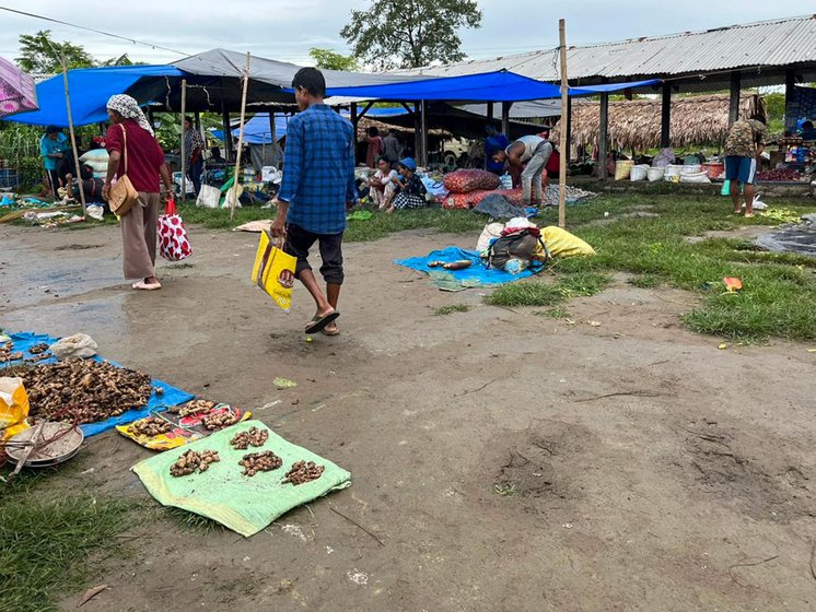 Right: Sellers display wares on tarpaulin sheets or old fertiliser sacks sewn together.