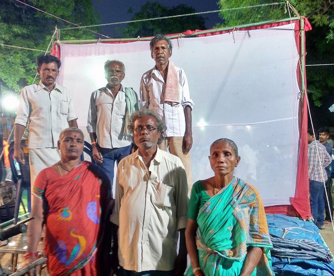 Rekhanara Kotilingam, Vanaparthi Koteswara Rao and Rekhanara Vemalayya (Left to Right on the stage) Vanaparthi Ramanjuneyamma, Rekhanara Hanumantha Rao and Rekhanara Durgamma (Left to Right). They are standing in front of the screen where the puppets will be tacked on