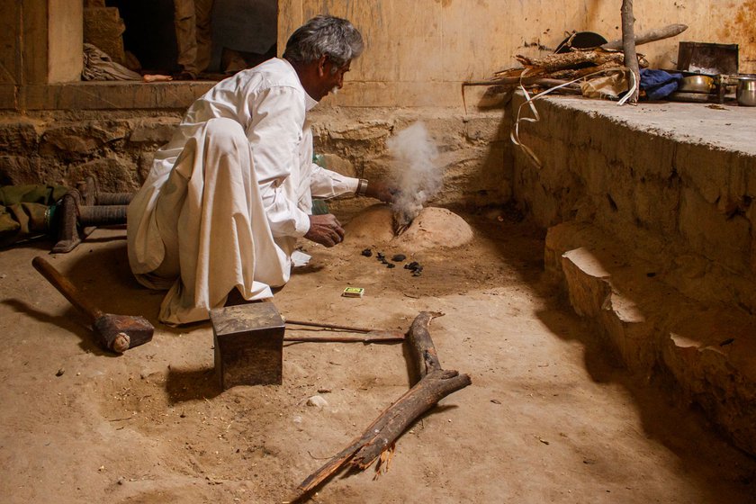 Mohanlal Lohar is a skillful instrument maker as well as a renowned morchang player who has spent over five decades mastering the craft. Morchang is a percussion instrument heard across Jaisalmer’s sand dunes