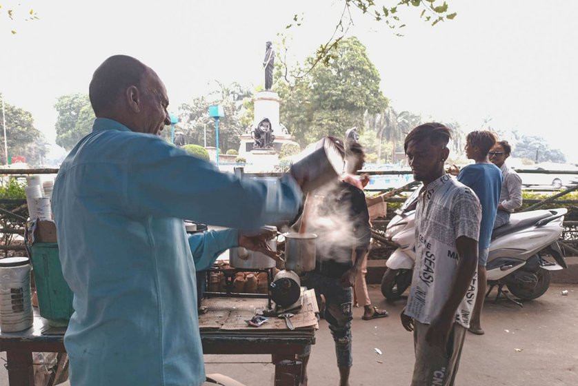 Left: Akif waiting for his coffee in front of one of many such stalls that line the footpath opposite Victoria Memorial.