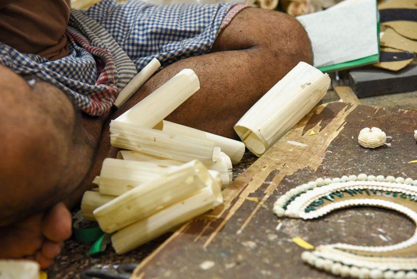 Thin shola strips are used to make flowers