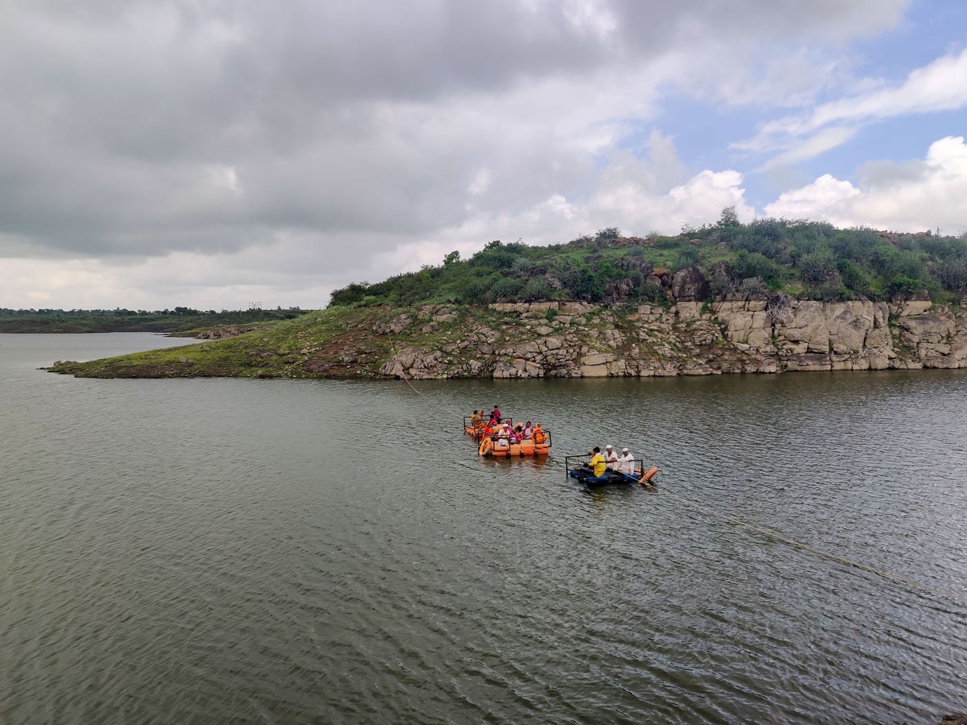 It takes 5-7 minutes for the rafts to cross the Vincharna. The journey is more risky in the monsoons, when the river water rises high