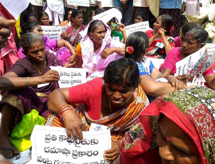 Farmers protesting infront of the Officer of the Commissioner, Agricultural Department