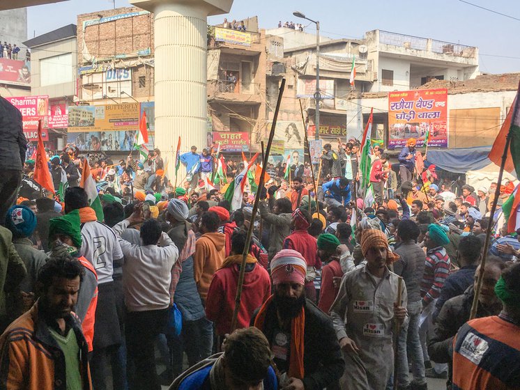 But then, a group of farmers in tractors broke the barricades at Nangloi chowk, amidst hooting and shouting from the occupants of some of these tractors