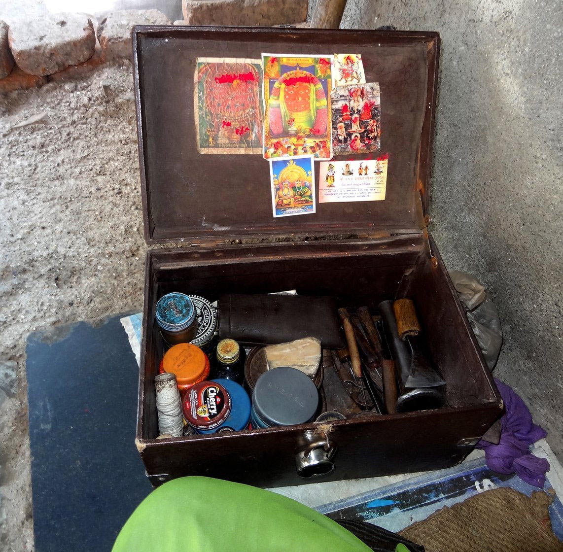 05-Bhamabai_Toolbox_DSC01561-NW-Fixing Straps and Mending Soles.jpg