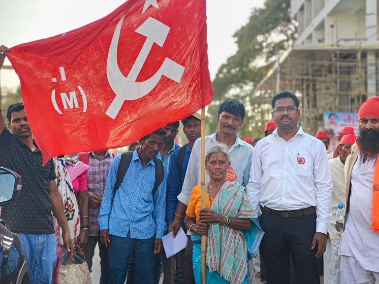 Bharti Manga (left) is an Adivasi from Ibadhpada village in Palghar district and has travelled 200 kilometres to participate