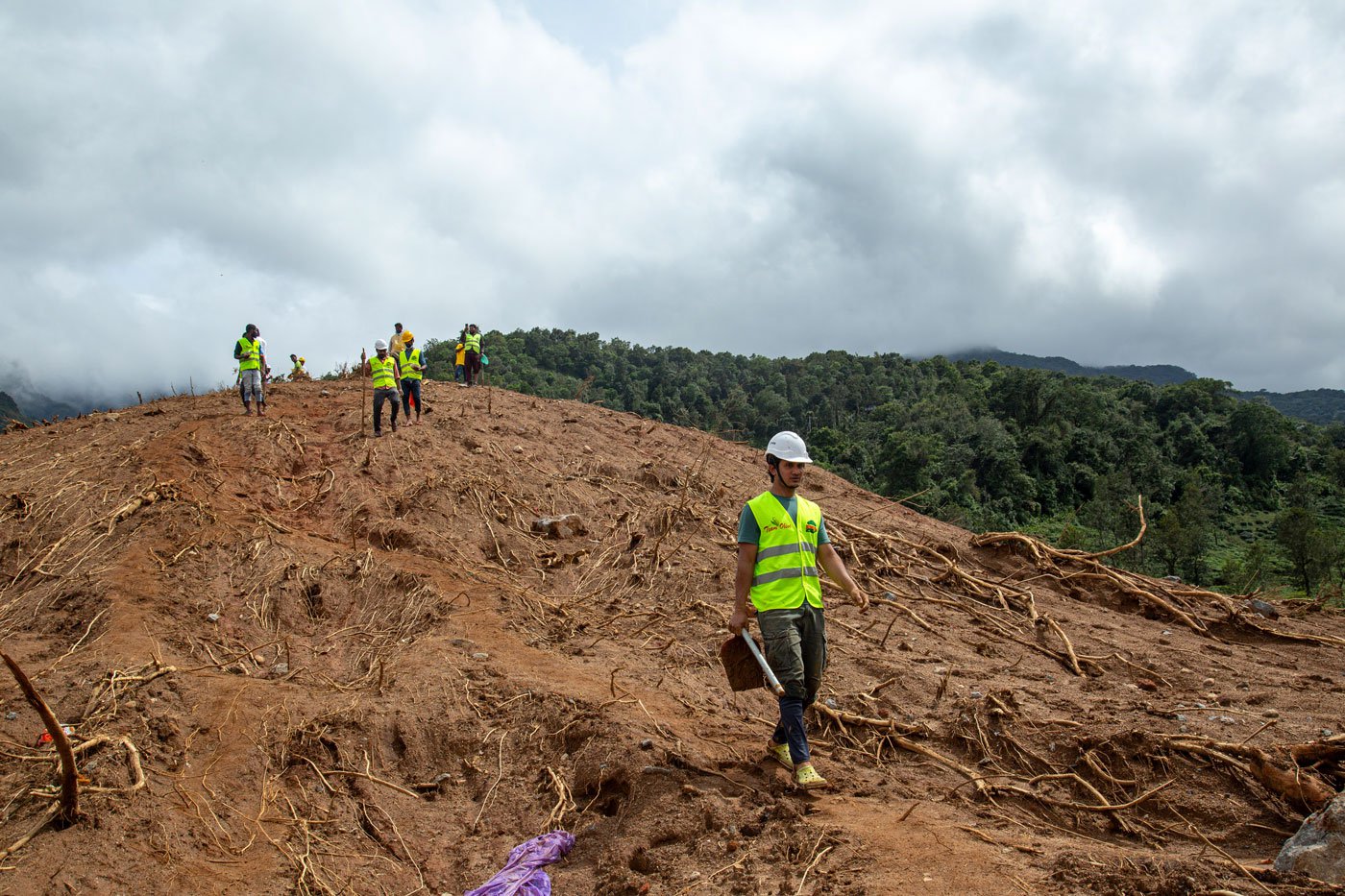 The excessive rain and flowing flow led to soil erosion and this tea estate has completely collapsed; volunteers are searching for bodies amidst the ruins of the estate