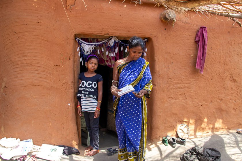 Namani holding a labour card issued by the Balangir district labour office. It has been more than a year since her husband died and Namani is struggling to get the death benefits that his family are entitled to under the Odisha Building and other Construction Workers Act, 1996