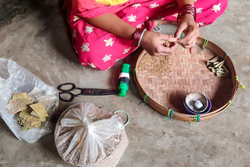 Saira Bewa and her daughter-in-law Rehana Bibi (in pink) rolling beedis. After five decades spent rolling, Saira suffers from many occupation-related health issues