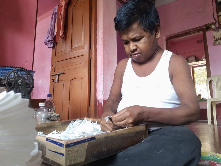 Left : Trimmed feathers are passed on to workers who will shape it.