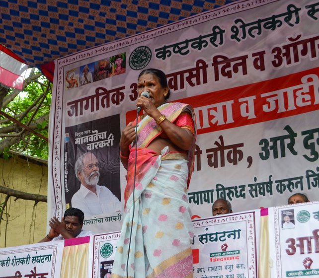 Babytai Mali, an activist with the Kashtakari Shetkari Sangathna, addressing the crowd after they reached Aarey dairy.