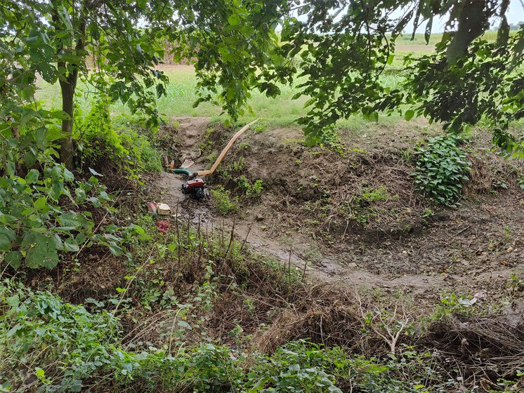 In Murshidabad, shallow pumps (left) are used to extract ground water for jute cultivation. Community tanks (right) are used for retting of jute, leaving it unusable for any household use