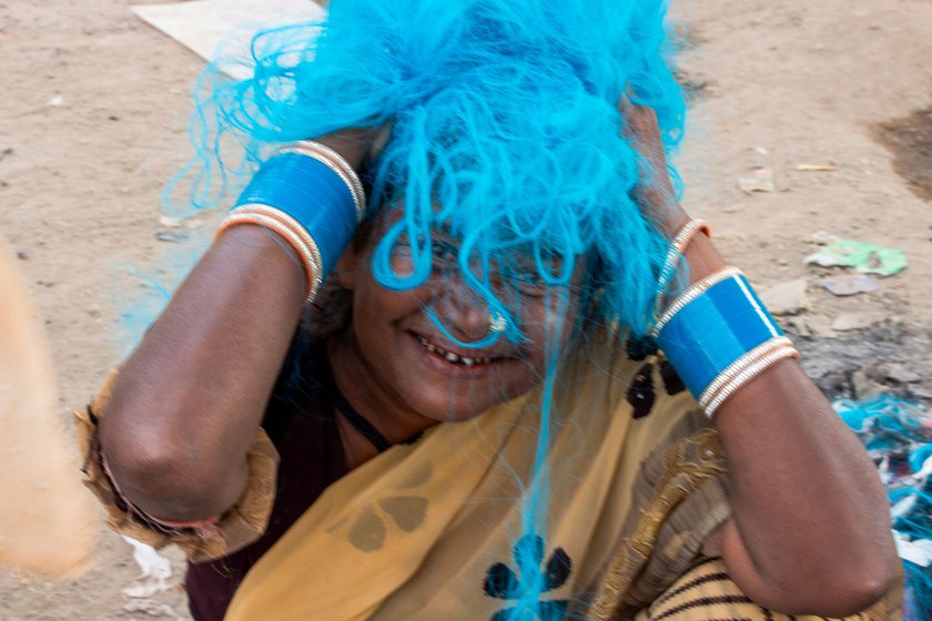 The Rajbhoi women buy a variety of discarded resam (synthetic) fibre from textile factories in Surat district and carry it back to Ahmedabad via train. The coloured fibre is cheaper and costs around Rs. 15 to 27 a kilo