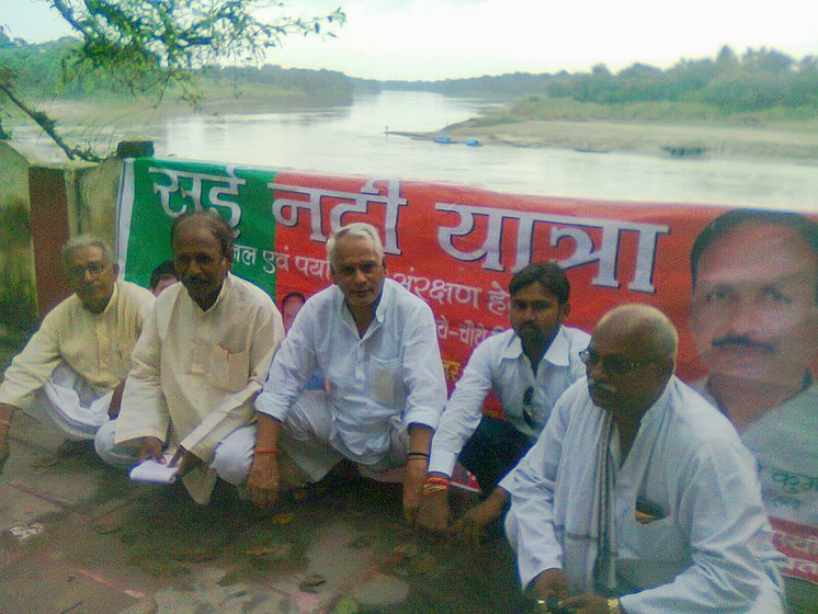 Old photos of the protest march obtained via Vindhyavasani Kumar. Kumar undertook a journey of 725 kms on the banks of the river in 2013