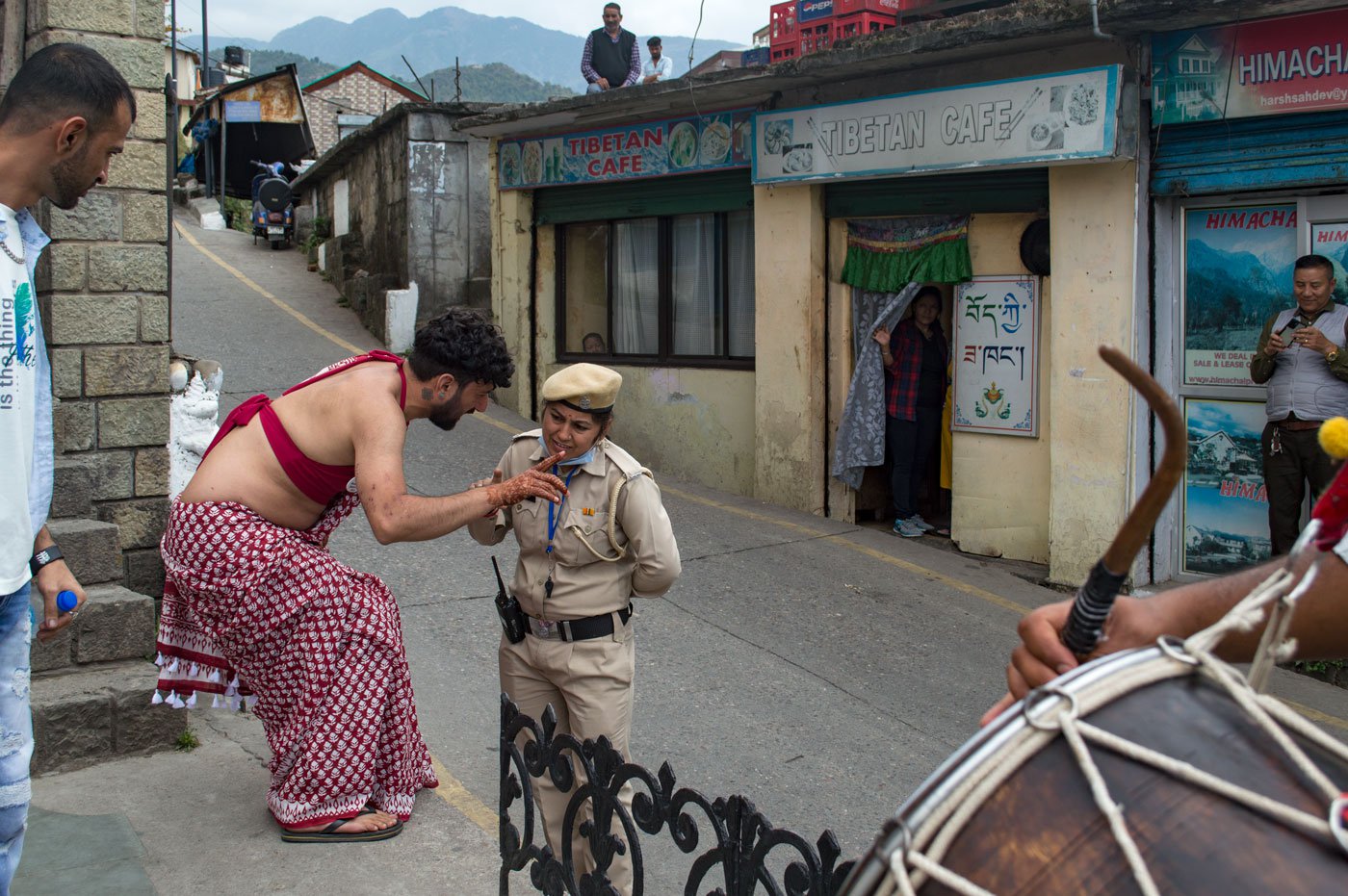 Shashank talking to Neelam Kapoor, a policewoman who was directing traffic. Neelam says, 'It’s good to fight for rights. Everyone should think for themselves'