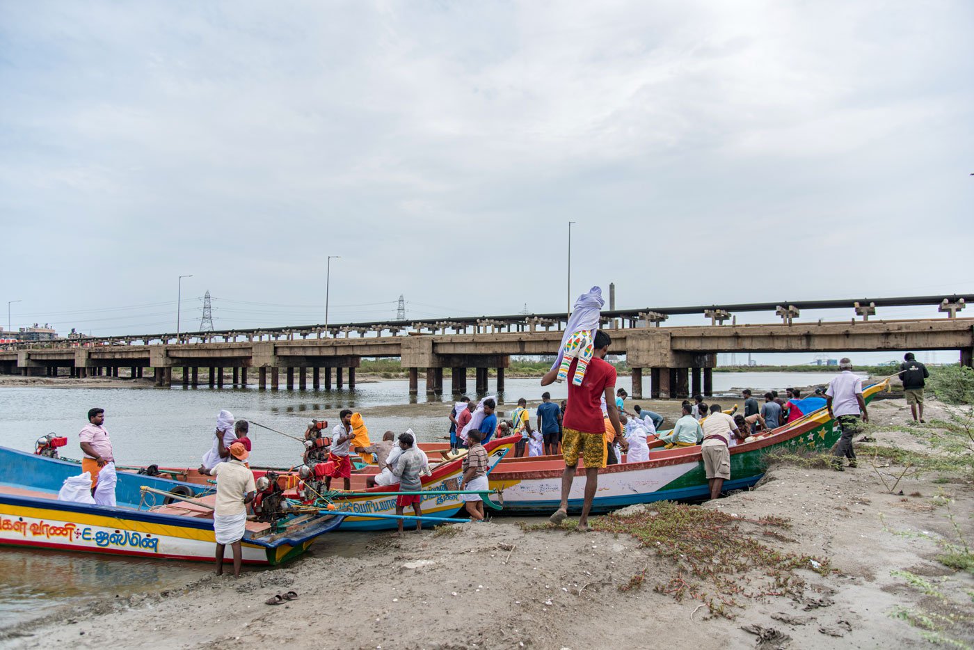 Fishermen carrying the Kannisamy idols onto their boats.