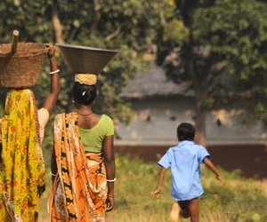 The women head to the hills to collect soil and mud for making the colours