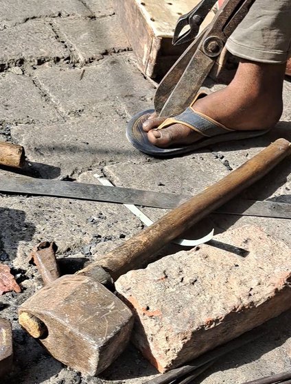 Right: The iron needs to be cut with scissors and flattened to achieve the right shape. When the small furnace is too weak to melt the iron, applying brute force becomes necessary