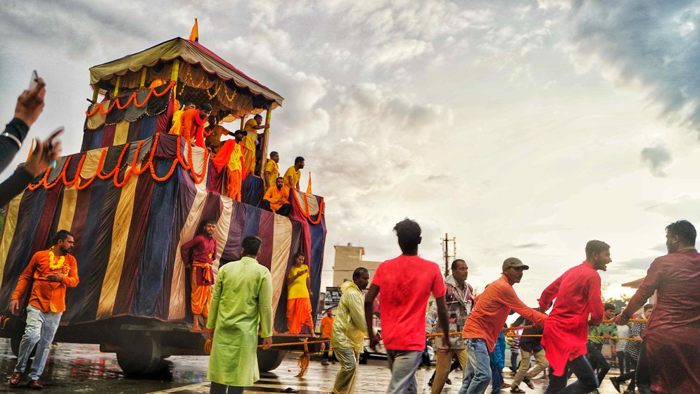 Devotees swarm around the rath.