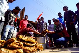 মৌমাখি খেদি বংগৰ পৰা ছট্টিশগড়লৈ