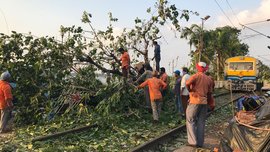 कोलकात्यात अम्फानची गाठ टाळेबंदीशी