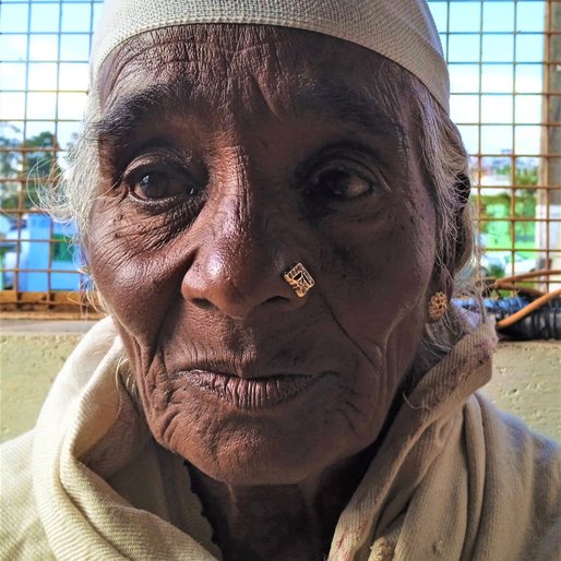 Maadhy is a Plucks leaves in a tea estate from Kairbetta, Kotagiri, Nilgiris, Tamil Nadu