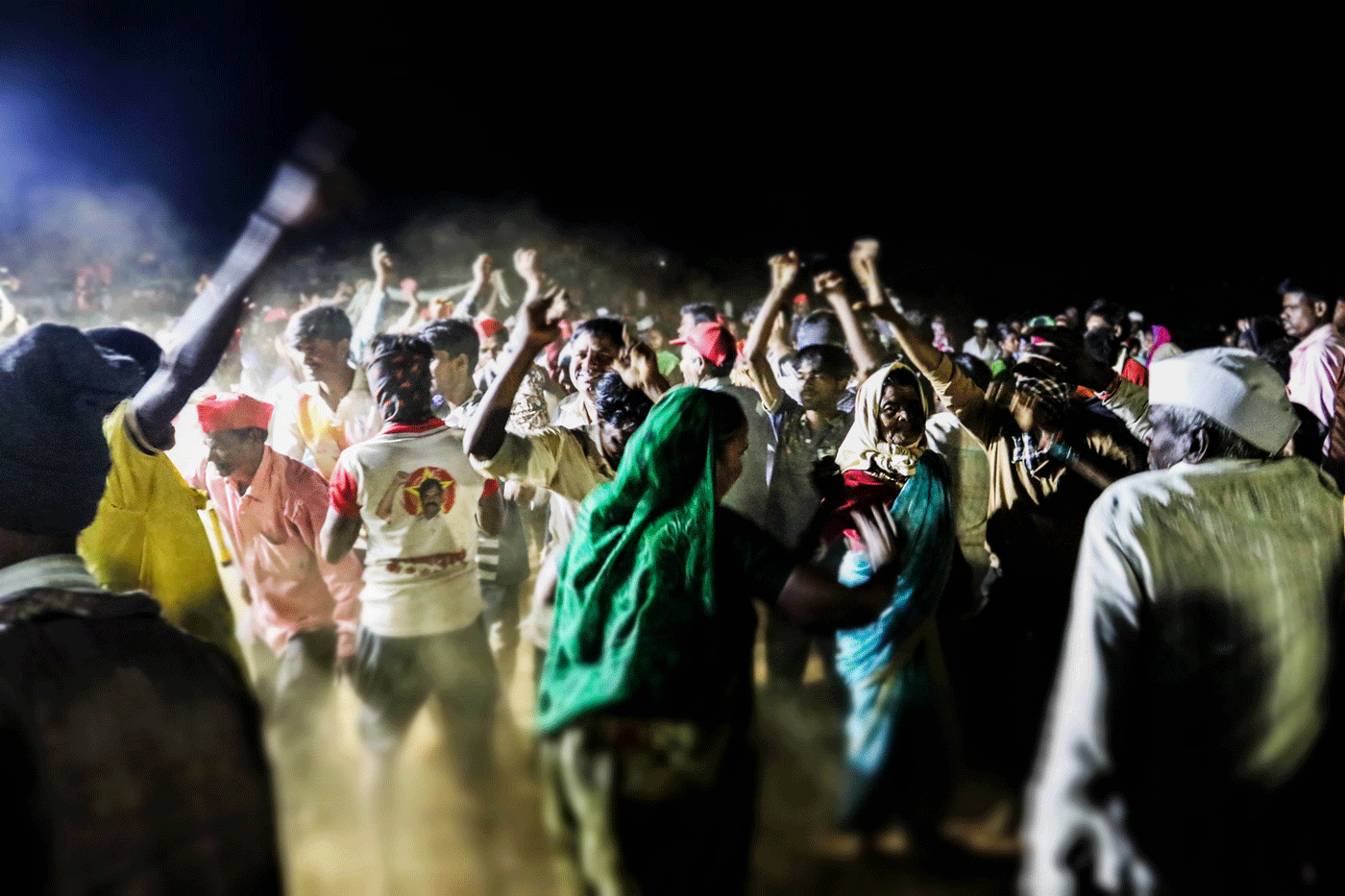 Songs and solidarity dances on the night of February 21, while awaiting the outcome of the meeting between representatives of the government of Maharashtra and All India Kisan Sabha leaders