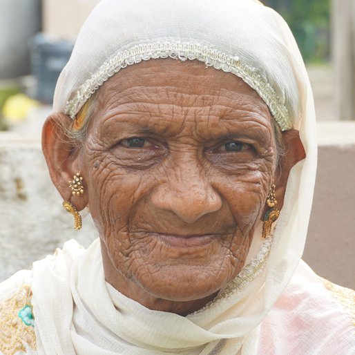 Kulsum Bibi Shaikh is a Daily wage farm labourer from Oran, Prantij, Sabar Kantha, Gujarat