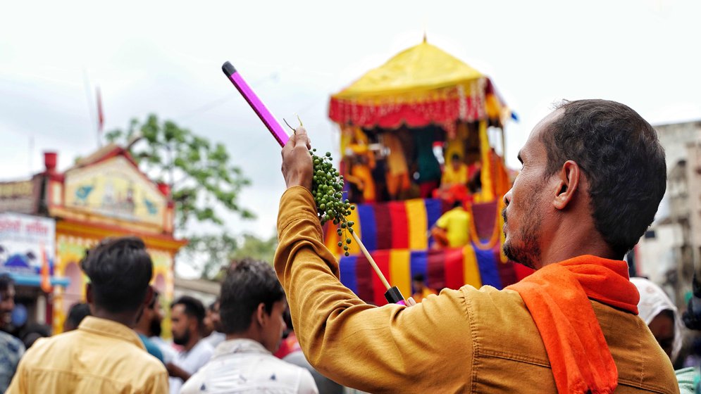 Armed with a tupki and a peng, a devotee gets ready to fire!