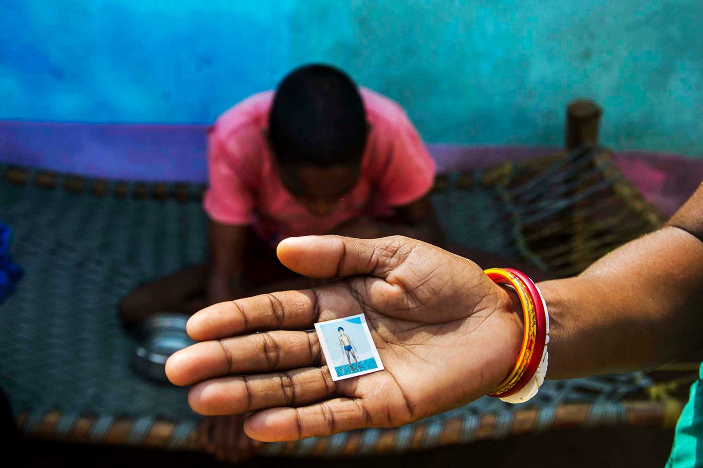 A women showing her dead sons photo